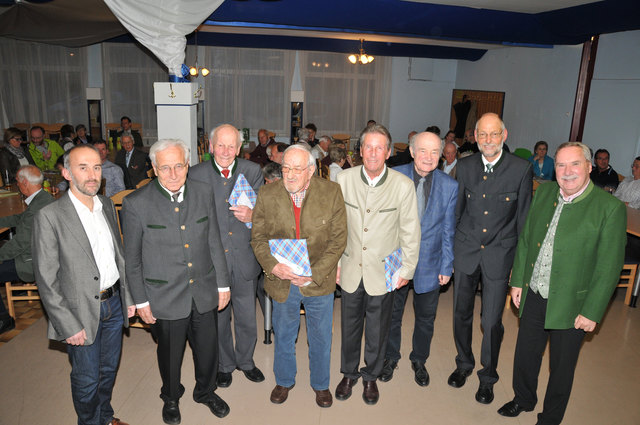 Kassier Bernhard Mahrer, Obm. Stv. Horst Tauer, drei Geehrte für 70 Jahre Mitgliedschaft, Jörg Seehofer, Willi Fürstner, Helmut Jenewein, Ehrenobmann Heinrich Wenzel, Obmann Peter Prattes und Bgm. Hans Straßegger. (v.l.n.r.)