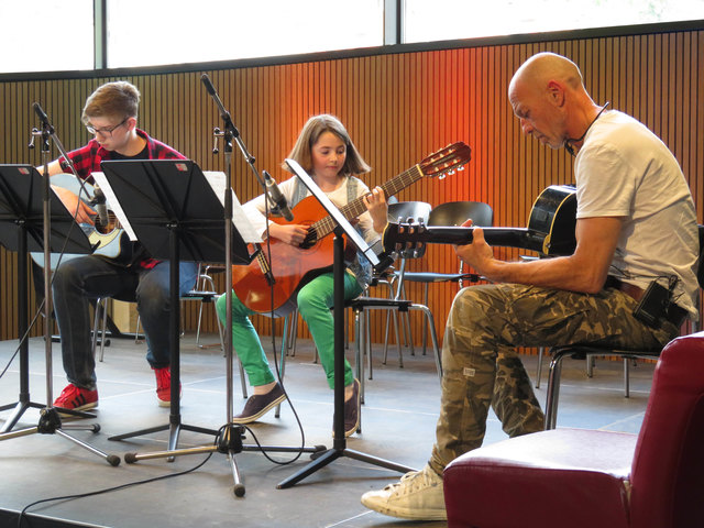 Zum Klassenabend lud Samstag abend Lehrer Michael Hindinger und seine Schüler in die Landemusiksschule Kufstein ein, wo mehr als zwanzig Schüler mit tatkräftiger Unterstützung Ihres Musiklehrers vor
vollem Saal mit Kontrabass, Gitarre und E-Bass musikalisch Ihr Bestes gaben. Auch die elfjährige Eva, die anfangs noch etwas Lampenfieber hatte, spielte in Begleitung von Niklas und dem Lehrer ein grooviges Gitarrenstück von Eddie Nünning.