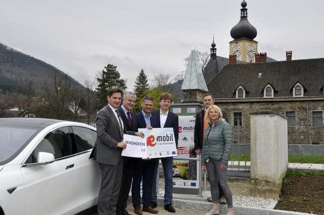 Waidhofen an der Ybbs ist eMobil Nr. 1“: Bürgermeister Mag. Werner Krammer, Landtagsabgeordneter Bürgermeister Anton Kasser (Obmann GDA Amstetten), Eisenstraße-Obmann Nationalratsabgeordneter Mag. Andreas Hanger, Mag. Johannes Scheiblauer (Das Schloss an der Eisenstrasse), Richard Essletzbichler (EVN) und Susanne Pletzer (Das Schloss an der Eisenstrasse) (v.l.) bei der Inbetriebnahme der Elektro-Tankstelle beim Viersternhotel „Das Schloss an der Eisenstrasse“.