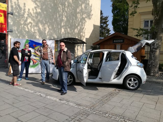 Das Carsharing-Auto umringt von Interessierten und Vereinsmitgliedern.Vizebürgermeisterin Margot Linke und die Vereinsmitglieder Jürgen Kainz und Josef Hlavaty