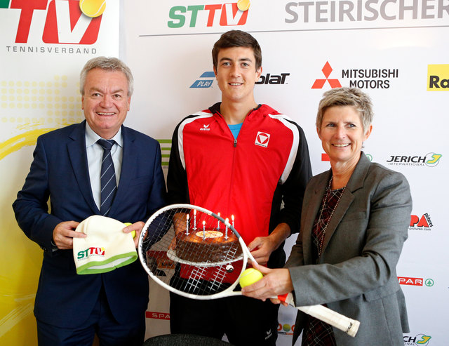 Eine Torte für das Geburtstagskind Sebastian Ofner gab's von Sportlandesrat Anton Lang und STTV-Präsidentin Barbara Muhr.