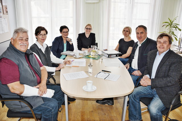 Foto v.l.n.r.: Vzbgm. Alfred GRUBER, Mag. Sabine SCHINDLECKER, Mag. Katharina HAUSER, Mag. Barbara RIEDL-SCHUH, Michaela GRÖSS, Bgm. Josef SCHMIDL-HABERLEITNER, Ing. StR. Reinhard SCHEIBELREITER