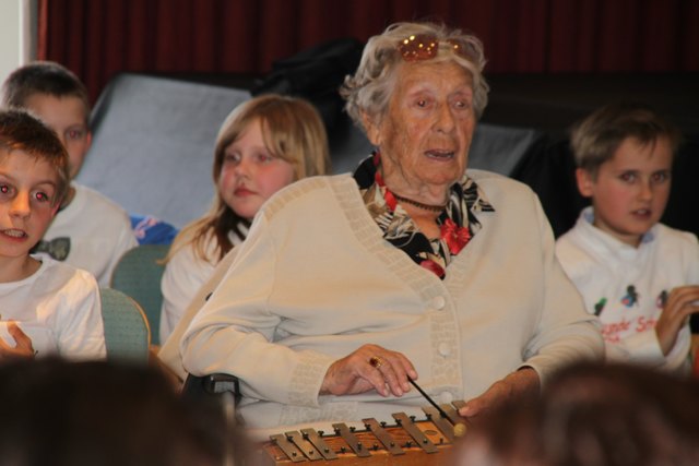 Heimbewohnerin Friederike Ertl mit Schülern