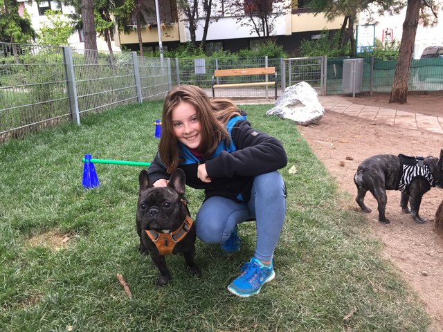 Alina besucht mit ihrem Oli täglich die Hundezone.