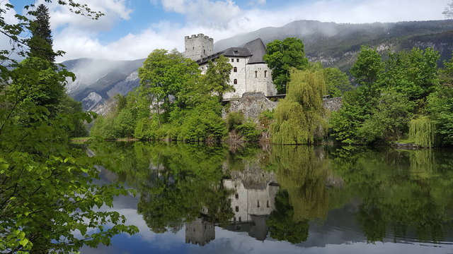 St. Petersberg bei Silz im Tiroler Oberland ist wirklich eine Burg wie aus einem Bilderbuch