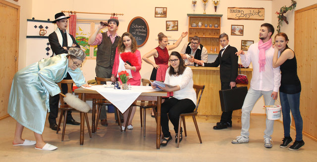 Kathy Hackl, Mathias Gaiswinkler, David Binder, Christina und Lisa Tschech, Kerstin Hackl (Souffleuse), Christoph Gaiswinkler, Benjamin und Patrick Preisser, Carina Reischer (v.l.).