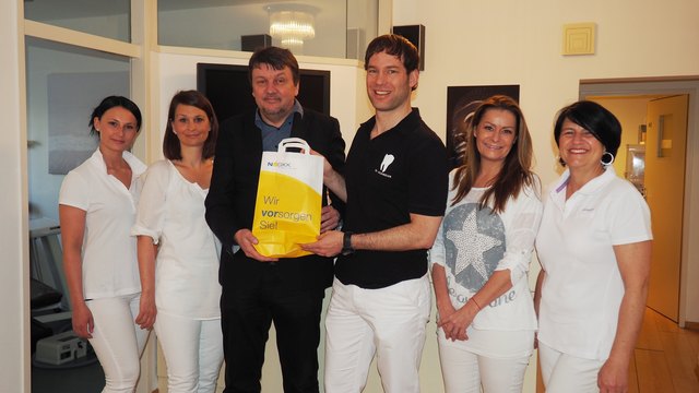 Dr. Schindler mit seinem Team