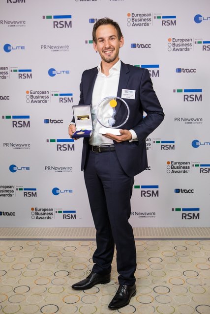 Michael Wannemacher mit dem European Business Award. | Foto: Ringana