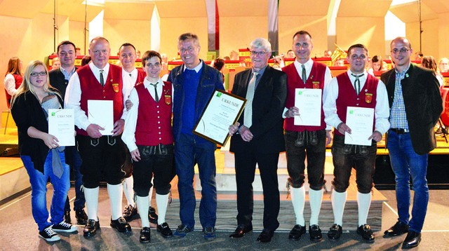 Die geehrten Musiker der Ortskapelle Unterrohr im Kreis der Gratulanten.