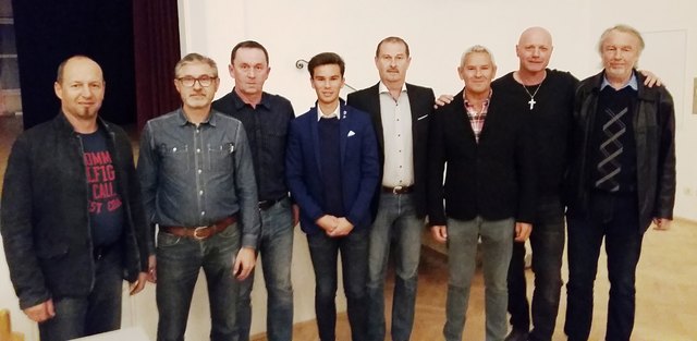 Der neu gewählte Vorstand der Fürstenfeld Panthers, um Präsident Karl Sommer samt Beiräten.