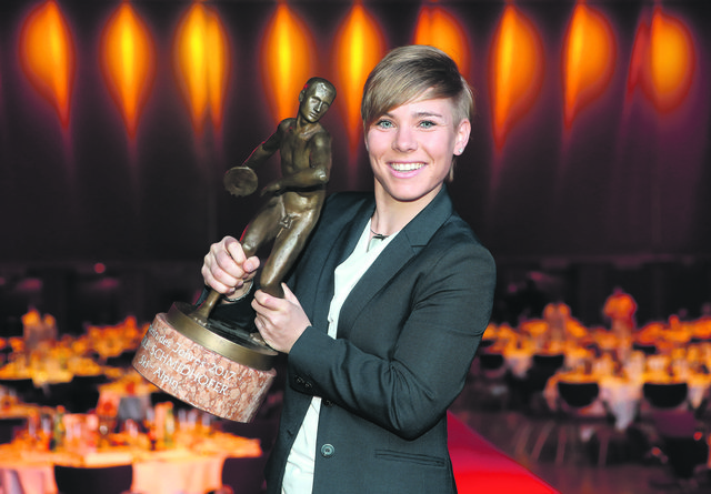 Steirische Sportlerin des Jahres: Weltmeisterin Nici Schmidhofer mit der Trophäe des „Bronzenen Diskuswerfers“.