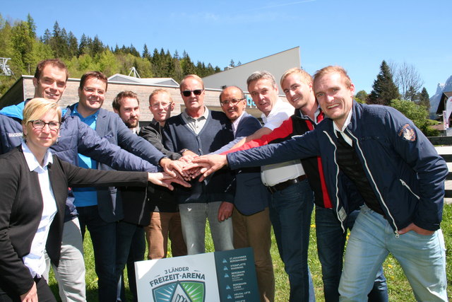 Elke Eckstein (Bergbahnen St. Johann/T.), Wolfgang Fegg (GF TVB Salzburger Saalachtal), Andreas Kienpointner (TVB Pillerseetal) , Peter Vitzthum (GF Heutal-Lifte Unken), Harald Günther (Bergbahnen Pillersee), Andreas Brandtner sen. (Steinplatte), Willi Leitinger (GF Almbahnen Lofer), Manfred Bader (GF Bergbahnen S. Johann), Andreas Brandtner jun. (GF  bzw. geschäftsführender Gesellschafter der Steinplatten Bergbahnen Waldring, Armin Kuen (TVB Direktor Pillerseetal). | Foto: Christa Nothdurfter