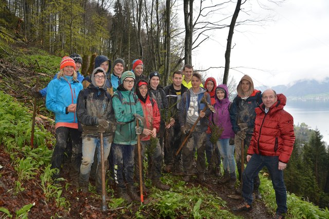 Landesrat Max Hiegelsberger mit Schülern der HTL Vöcklabruck bei der Schutzwaldaufforstung am Reithergupf.