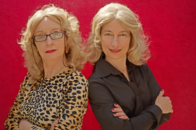 Christa Pillmann & Anette Röser (von links) spielen ein Theaterstück von Thea Dorn