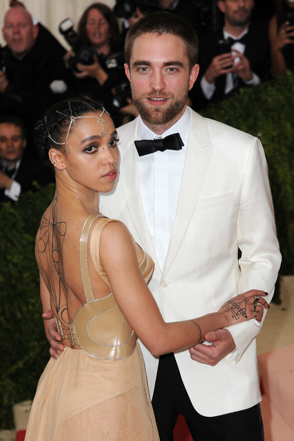 Robert Pattinson geht mit Twigs joggen!
