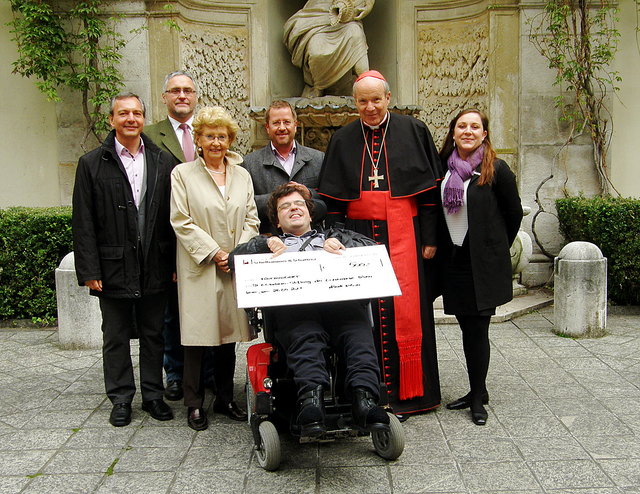 Oliver Norek mit St. Elisabeth- Geschäftsführer Marcus Piringer; Aufsichtsräte Christof Bock und Brigitte Draxler, Aufsichtsratvorsitzender Martin Wiesauer; Kardinal Christof Schönborn; Stv. Geschäftsführerin Nicole Meissner.