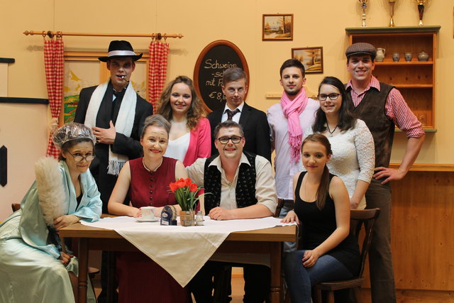 Kathy Hackl, Lisa Tschech, Christoph Gaiswinkler, Carina Reischer
Stehend: Mathias Gaiswinkler, Christina Tschech, Benjamin und Patrick Preisser, Kerstin Hackl und David Binder (v.l.).
