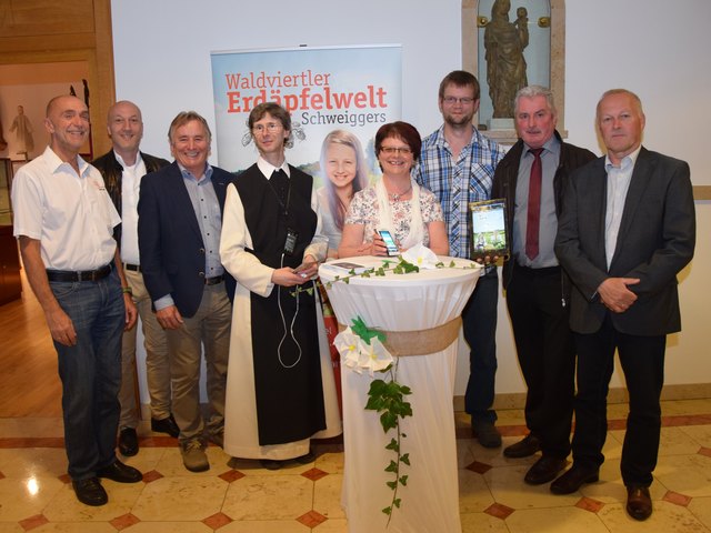 Vizebürgermeister Josef Schaden, Direktor Bernhard Bachofner, Moderator Hermann Grünbeck, Kaplan Pater Bernhard Prem, Museumsleiterin Maria Hödl, Museumsmitarbeiter Bernhard Kaufmann, Bürgermeister Johann Hölzl, Museumsmitarbeiter Ludwig Koller (v.l.).