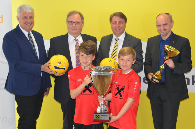 Karl Knor, Landesreferent des LSR für VS-Fußball, BFV-Präs. Gerhard Milletich, Raiffeisen-Dir. Rudolf Königshofer und LSR-Präs. Heinz Josef Zitz bei der Sumsi Cup-Präsentation