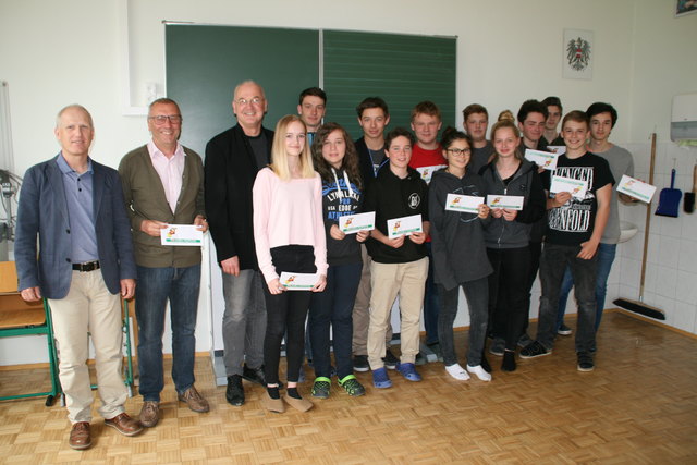Bei der Gutscheinübergabe: Günther Gschwendtner, Klassenvorstand Gerhard Gamsjäger, Bürgermeister Peter Ellmer und die Schüler des Polytechnikums Bad Goisern