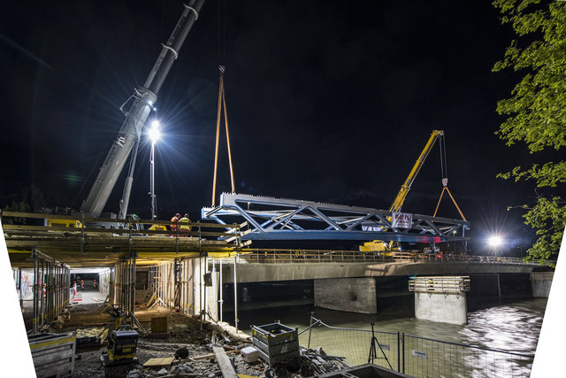 Das erste Brückenteil für die Straßenbahn wurde in der Nacht auf heute eingesetzt.