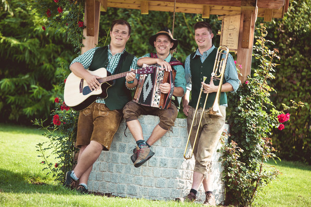 Die Wollsdorfer Zipfelklatscher spielen beim Frühschoppen des Sparvereins zur Laube beim GH. Schuster in Arnwiesen / Gleisdorf auf.