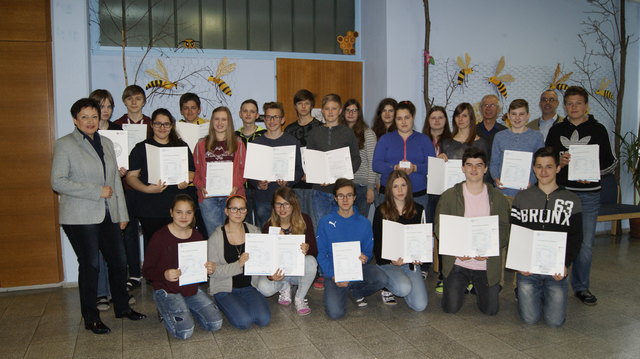 SchülerInnen und LehrerInnen sind stolz auf die erfolgreich abgelegten EDCL-Prüfungen.