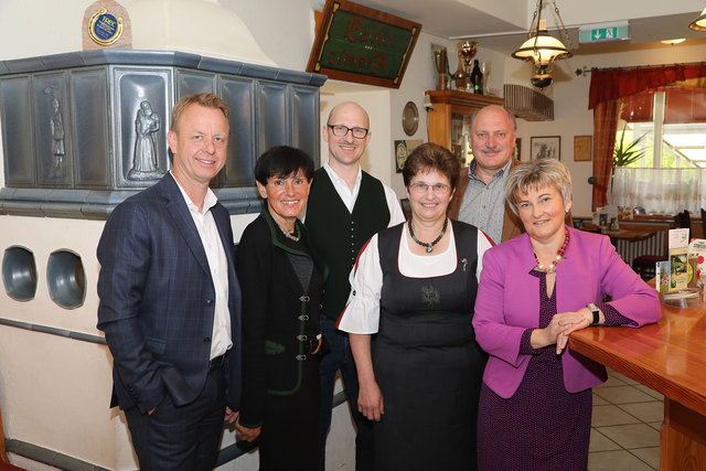 Wirtschaftsfrühstück im Freiensteinerhof: Bgm. Mario Abl, WKO-Regionalstellenobfrau Elfriede Säumel, Gerold und Barbara Kohlhuber, AMS-Geschäftsstellenleiter Helmut Wiesmüller, Bgm. Anita Weinkogl.