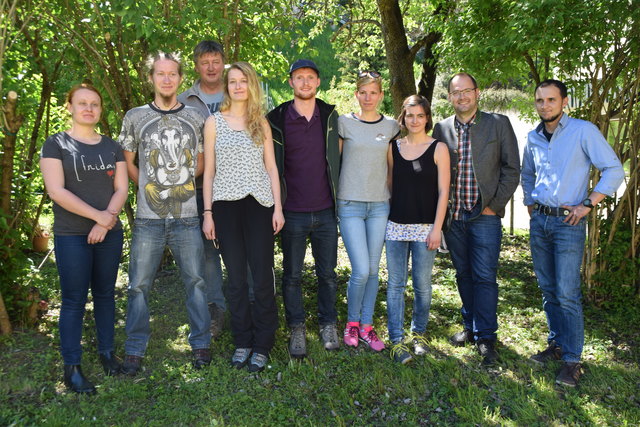 Maikäferflugjahr im Bezirk Landeck: Die StudentInnen mit Prof. Dr. Hermann Strasser (3.v.l.), Peter Frank (LK Landeck, 2.v.r.) und Stefan Auer (Maschinenring Oberlang).