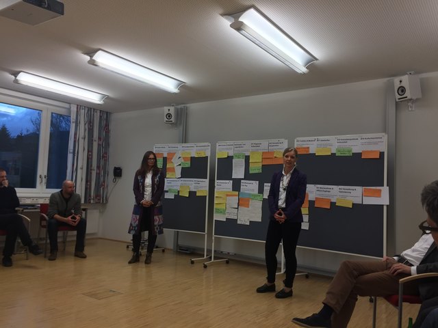 Kultur-Abteilungsleiterin Mag. Eva Veichtlbauer (rechts) beim Schlussresumee des Workshops.