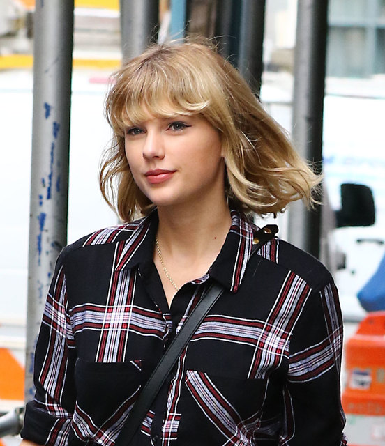 Wie stehen Taylor Swift und Harry Styles von One Direction wirklich zueinander?
FAMOUS PICTURES AND FEATURES AGENCY 13 HARWOOD ROAD LONDON SW6 4QP UNITED KINGDOM tel +44 (0) 20 7731 9333 fax +44 (0) 20 7731 9330 e-mail info@famous.uk.com www.famous.uk.com
FAM18299