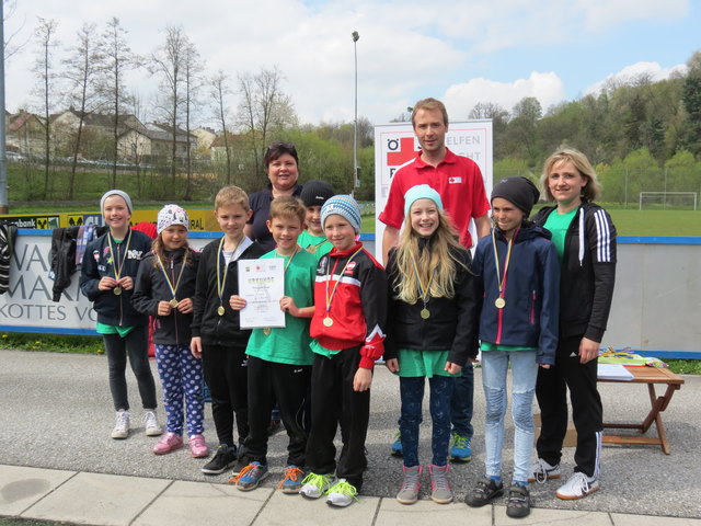 Jana Purker, Verena Pflanzl, Moritz Weber, Valentin Zwettler, Nina Schabes, Janis Helmreich, Hannah Vogl, Hannah Wielander, Klassenlehrerin Stefanie Hackl, Andrea Neuwirth Bezirksleiterin NÖJRK, Christoph Grötzl Schwimmreferent des NÖJRK.