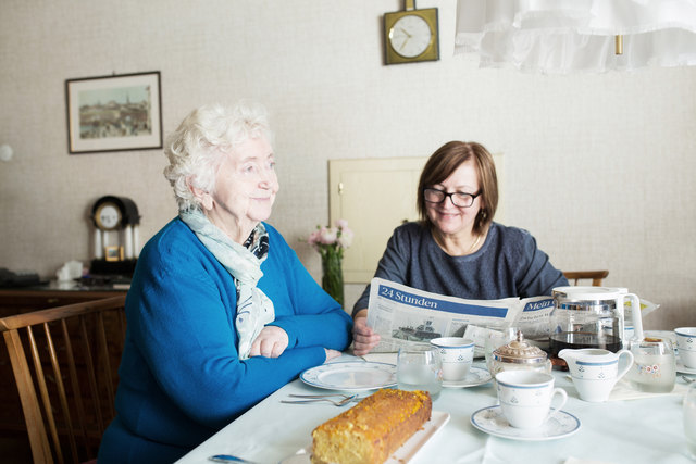 Die 93-jährige Patientin Grete und ihre slowakische gutbetreut.at-Pflegerin Vlasta sind längst ein eingespieltes Team. Ziel von gutbetreut.at ist es, den Patienten den Alltag zu erleichtern und in ihren eigenen vier Wänden für deren geistige und mentale Fitness zu sorgen.