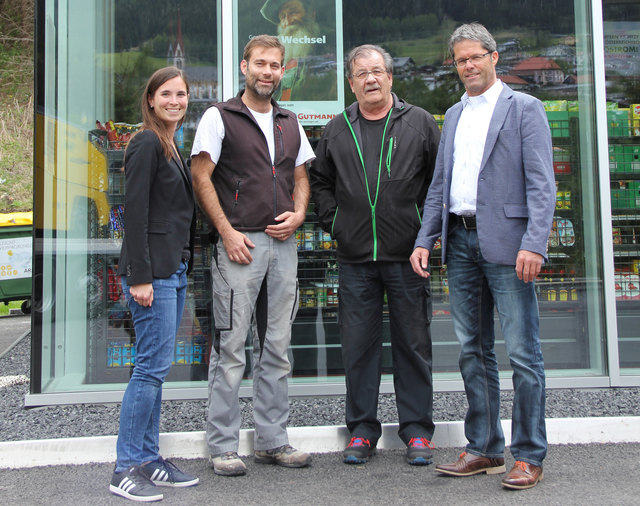 Bernhard Nagl (li., Gutmann) und Maria Stern, (Unternehmenssprecherin MPREIS) freuen sich mit den Gewinnern Otto und Benjamin Steirer aus Neustift über ein Jahr gratis Strom.