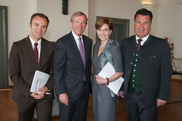 Enquete 50 Jahre Salzburger Altstadterhaltungsgesetz,
im Bild v. li: GR Berhnard Auinger, LH Wilfried Haslauer, LTP Brigitta Pallauf, LR Hans Mayr.