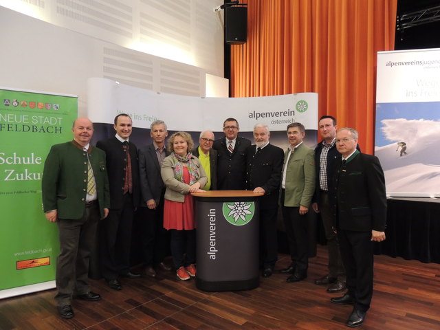 Zahlreiche Gratulanten: Obmann Norbert Jud (5.v.r.), Bgm. Josef Ober (r.) mit den Ehrenobmännern sowie den Ehrengästen.