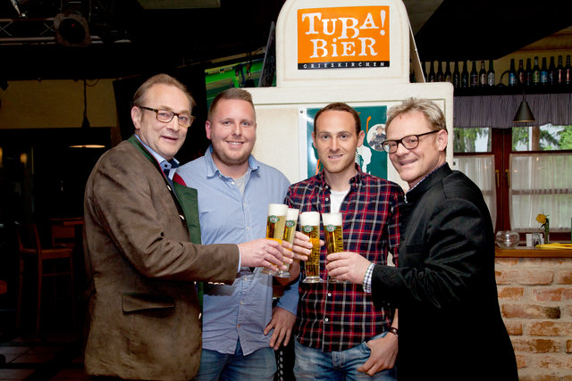 SV Pöttinger Grieskirchen stieß an: Christian Schneitler (Obmann), Stefan Pölzl (Sportleiter), Christian Heinle (Trainer), Thomas Altendorfer (Präsident, v. l.)