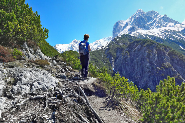 Auf dem Weg zur Peter Wiechentaler Hütte. Das Persailhorn, 2347 m (li) und das Breithorn 2504 m bilden eine markante "Krone". Über diese Berge führt ein gern begangener Klettersteig.