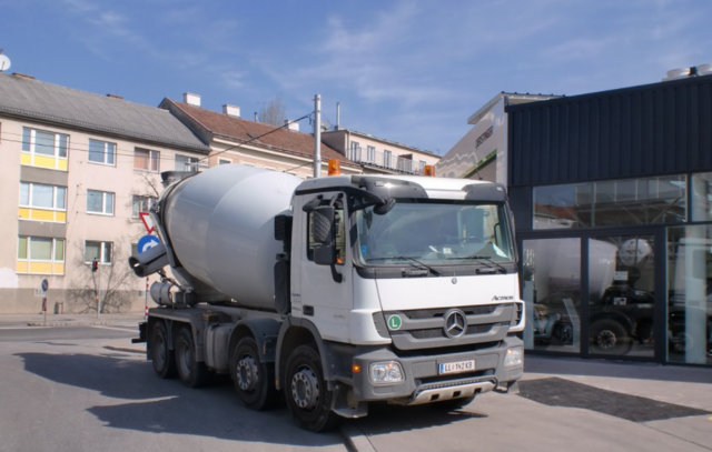 Fußgänger haben es schwer an LKW vorbeizukommen | Foto: Privat
