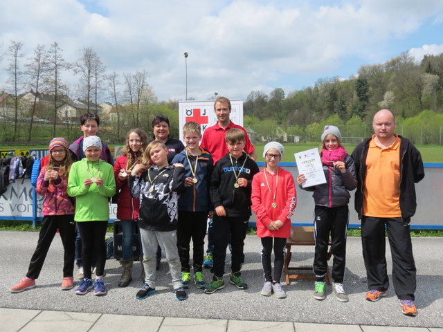 Anja Schwarzinger, Natalie Brauneis, Mona Krepl, Valentin Eder, Jonas Baumgartner, Lukas Wielander, Isabell Schneider, Vanessa Brauneis, Klassenlehrerin Martina Faltin, Sportlehrer Dieter Hellerschmid, Andrea Neuwirth Bezirksleiterin NÖJRK, Christoph Grötzl Schwimmreferent des NÖJRK