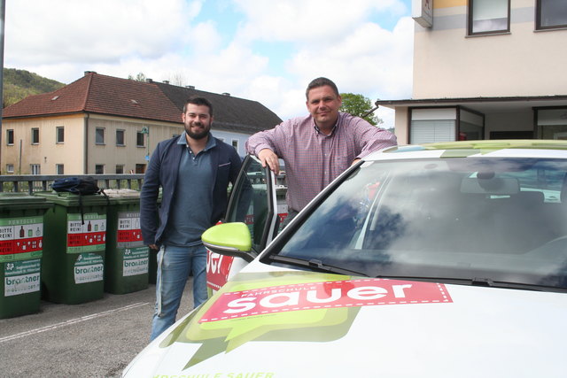 Carambar-Chef Andreas Riegler mit Fahrschule-Sauer-Boss Richard Mader vor der "Fahrprüfung"