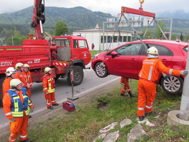 Ein geparktes Fahrzeug rollte in Bad Goisernvom Parkplatz über eine Böschung und drohte, auf die B145 zu gelangen.