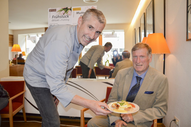 Bürgermeister Herbert Prinz verkostete die neue Frühstücksspezialität von ZuckerBäcker Wolfgang Fröschl: „Egg Benedikt“!