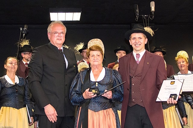 Stadtchef Resch überreichte die goldene Wappenplakette an Obfrau Roswitha Kucher.