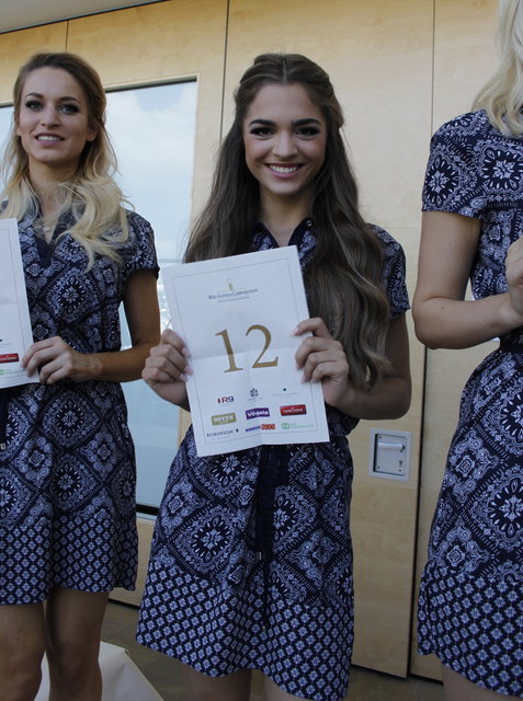Bianca Kronsteiner mit der Startnummer 12.
