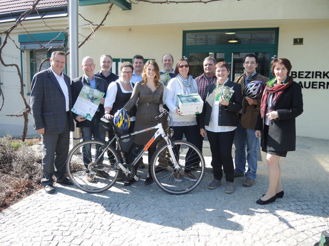Obmann Hermann Stich, OStv. Roman Spieß, LKR Roman Bayer, Eisenhut Edith und Erich, Bundesweinkönigin Christina Hugl, OStv. Dieter Schwarz, Barbara Hugl, Friedrich Strebl, Wolfram Leopoldine, Hauer Christian, Bildungssekretärin Andrea Uhl.