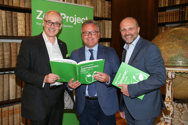 Zero Project Konferenz in der alten Bibliotheksaula,
im Bild v. li: Martin Essl Initiator Zero Project, LR Heinrich Schellhorn, Guido Güntert GF Lebenshilfe