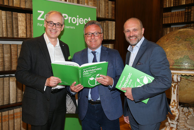 Zero Project Konferenz in der alten Bibliotheksaula,
im Bild v. li: Martin Essl Initiator Zero Project, LR Heinrich Schellhorn, Guido Güntert GF Lebenshilfe | Foto: LMZ/Franz Neumayr/SB