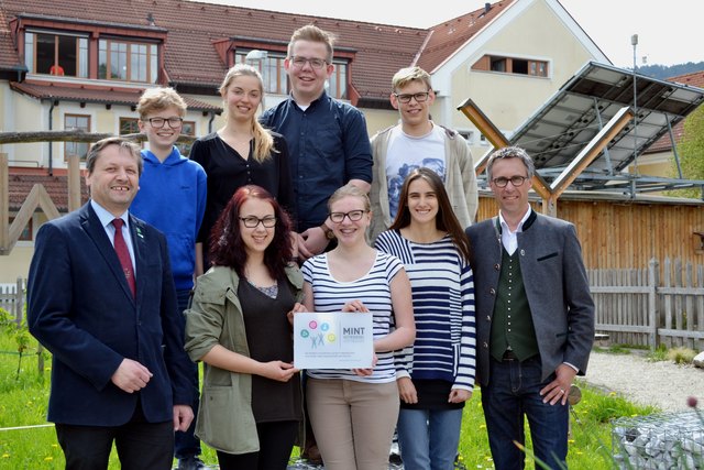 Schulleiter Mag. Gerhard Hackl, Liam Piuk, Lena Strasser, Lena-Maria Schimpl, Dominik Ebner, Christiane Brenn, Anna Linser, Jonas Kretschmer und Elternvereinsobmann NAbg. DI Georg Strasser | Foto: HLUW Yspertal