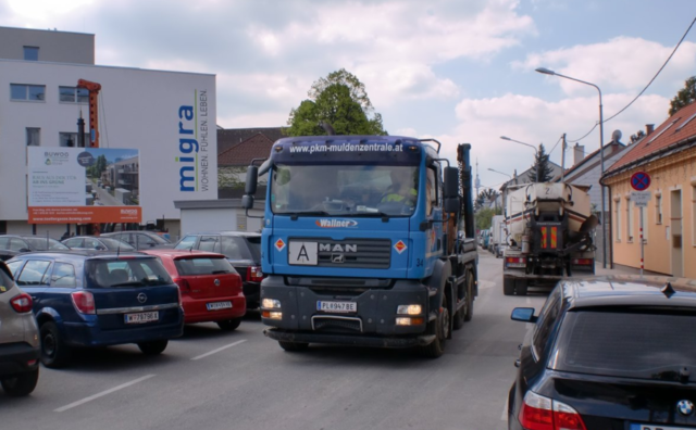 Der LKW fährt gegen die Einbahn, keine Seltenheit in der Töllergasse